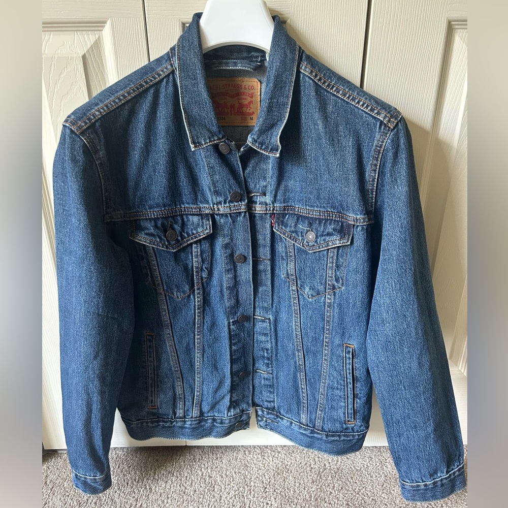 Levi's Blue Lightweight Jean Jacket with Classic Denim Style
